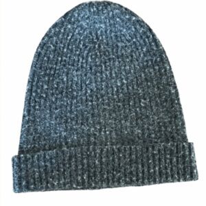 Gray knit beanie
(2)